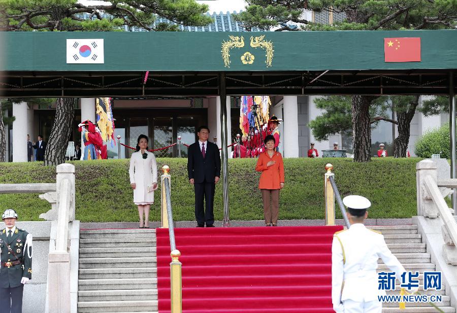 7月3日，國(guó)家主席習(xí)近平在首爾同韓國(guó)總統(tǒng)樸槿惠舉行會(huì)談。會(huì)談前，樸槿惠在青瓦臺(tái)總統(tǒng)府為習(xí)近平舉行隆重歡迎儀式。 新華社記者丁林?jǐn)z 