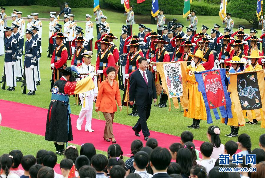 7月3日，國(guó)家主席習(xí)近平在首爾同韓國(guó)總統(tǒng)樸槿惠舉行會(huì)談。會(huì)談前，樸槿惠在青瓦臺(tái)總統(tǒng)府為習(xí)近平舉行隆重歡迎儀式。 新華社記者姚大偉攝 