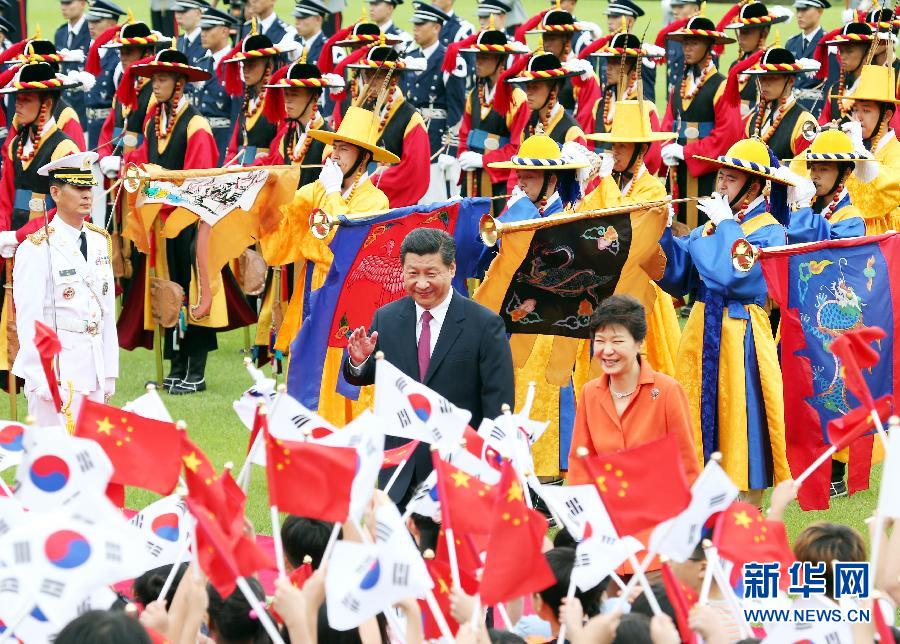 7月3日，國(guó)家主席習(xí)近平在首爾同韓國(guó)總統(tǒng)樸槿惠舉行會(huì)談。會(huì)談前，樸槿惠在青瓦臺(tái)總統(tǒng)府為習(xí)近平舉行隆重歡迎儀式。 新華社記者姚大偉攝 