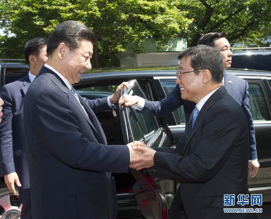 7月4日，國家主席習(xí)近平在韓國國立首爾大學(xué)發(fā)表題為《共創(chuàng)中韓合作未來　同襄亞洲振興繁榮》的重要演講。這是首爾大學(xué)校長吳然天迎接習(xí)近平主席。新華社記者 謝環(huán)馳 攝 