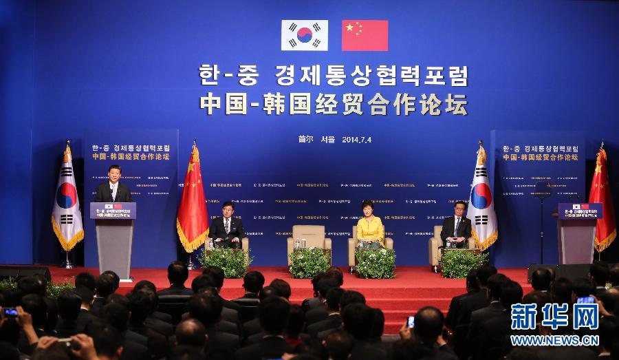 7月4日，國(guó)家主席習(xí)近平在首爾與韓國(guó)總統(tǒng)樸槿惠共同出席中韓經(jīng)貿(mào)合作論壇。習(xí)近平發(fā)表題為《攜手合作，共創(chuàng)未來(lái)》的重要講話。 新華社記者蘭紅光 攝  