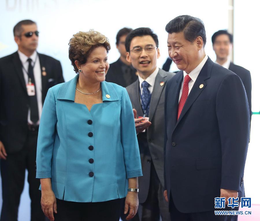 7月15日，國(guó)家主席習(xí)近平在巴西福塔萊薩出席金磚國(guó)家領(lǐng)導(dǎo)人第六次會(huì)晤。這是巴西總統(tǒng)羅塞夫迎接習(xí)近平主席。 新華社記者 蘭紅光 攝 