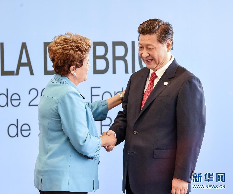7月15日，國(guó)家主席習(xí)近平在巴西福塔萊薩出席金磚國(guó)家領(lǐng)導(dǎo)人第六次會(huì)晤。這是巴西總統(tǒng)羅塞夫迎接習(xí)近平主席。 新華社記者 李學(xué)仁 攝  