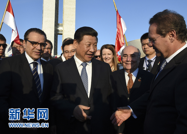 7月16日，國家主席習(xí)近平在巴西利亞會見巴西參議長卡列羅斯（前右）和眾議長阿爾維斯（前左）。 新華社記者 李學(xué)仁 攝 