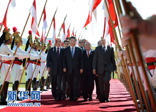 7月16日，國家主席習(xí)近平在巴西利亞會見巴西參議長卡列羅斯和眾議長阿爾維斯。這是習(xí)近平步入國會大廈。 新華社記者 劉建生 攝 