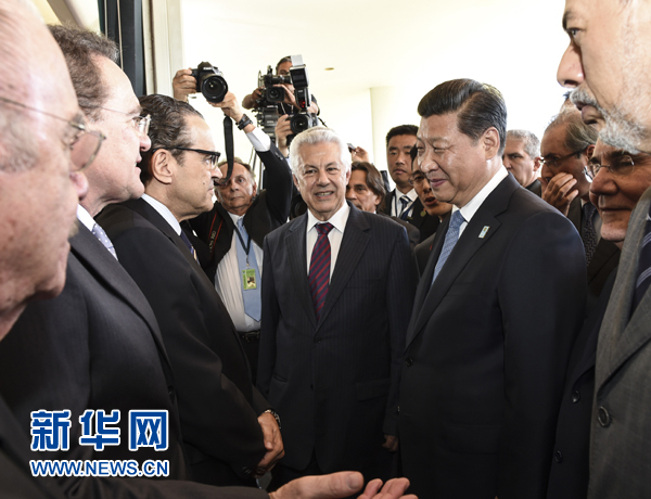7月16日，國家主席習(xí)近平在巴西利亞會見巴西參議長卡列羅斯和眾議長阿爾維斯。這是兩院議長迎接習(xí)近平主席，并介紹議員代表。 新華社記者李學(xué)仁 攝 