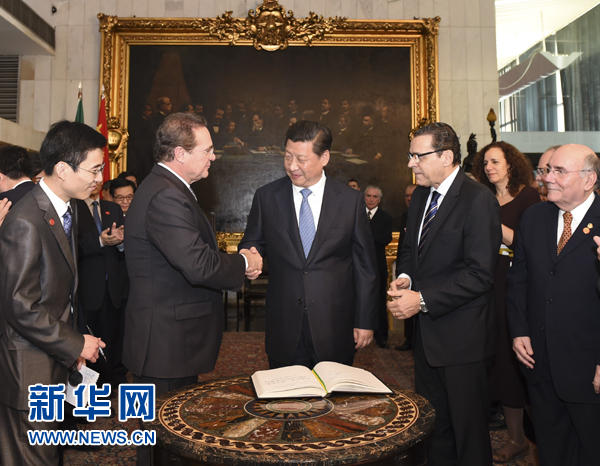 7月16日，國家主席習(xí)近平在巴西利亞會見巴西參議長卡列羅斯（前排左二）和眾議長阿爾維斯（前排右二）。 新華社記者 李學(xué)仁 攝 