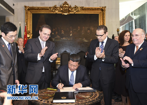 7月16日，國家主席習(xí)近平在巴西利亞會見巴西參議長卡列羅斯（前排左二）和眾議長阿爾維斯（前排右二）。這是習(xí)近平應(yīng)邀為參眾兩院題詞。新華社記者 李學(xué)仁 攝 