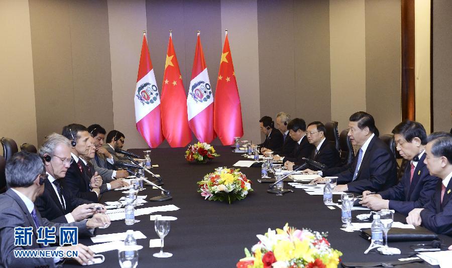 7月16日，國(guó)家主席習(xí)近平在巴西首都巴西利亞會(huì)見(jiàn)秘魯總統(tǒng)烏馬拉。新華社記者 劉建生 攝  