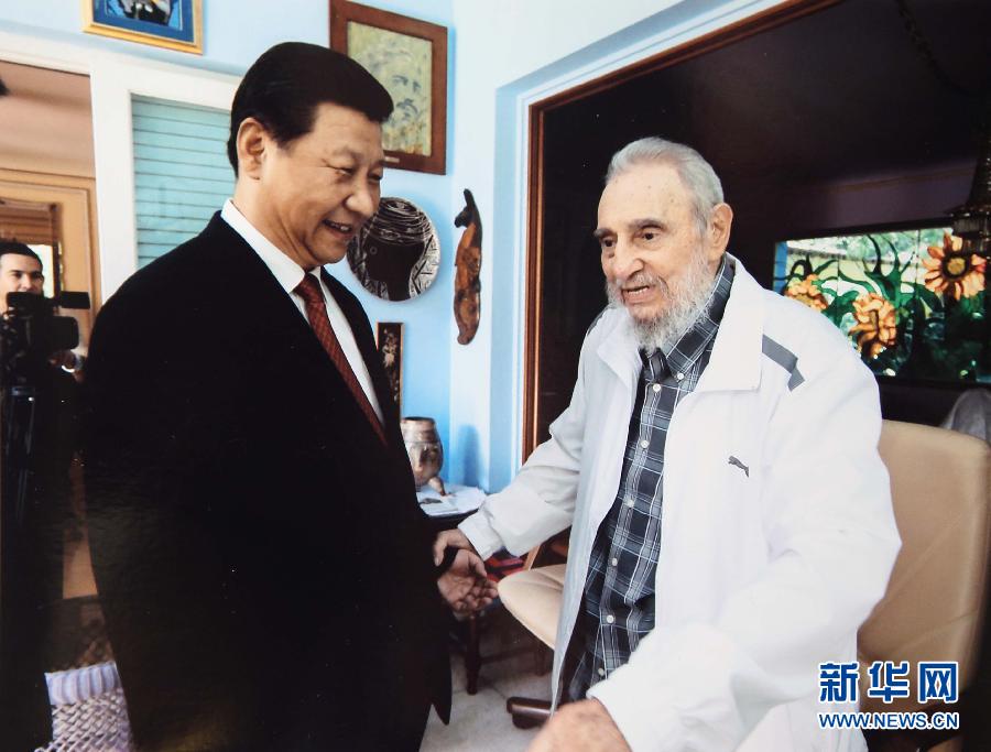 當?shù)貢r間7月22日，國家主席習近平在哈瓦那親切探望古巴革命領袖菲德爾&middot;卡斯特羅。 新華社發(fā)