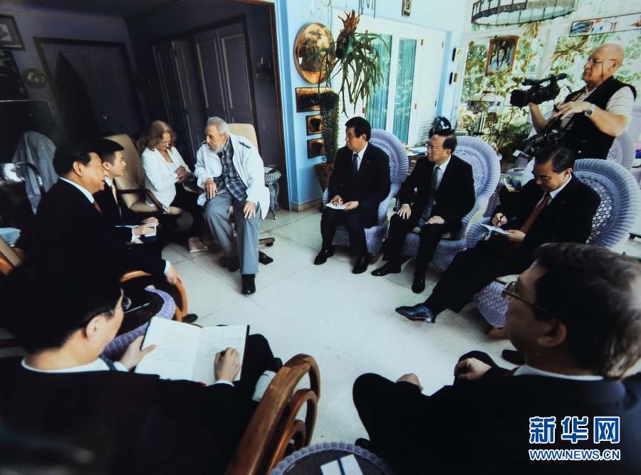 當?shù)貢r間7月22日，國家主席習近平在哈瓦那親切探望古巴革命領袖菲德爾&middot;卡斯特羅。 新華社發(fā)