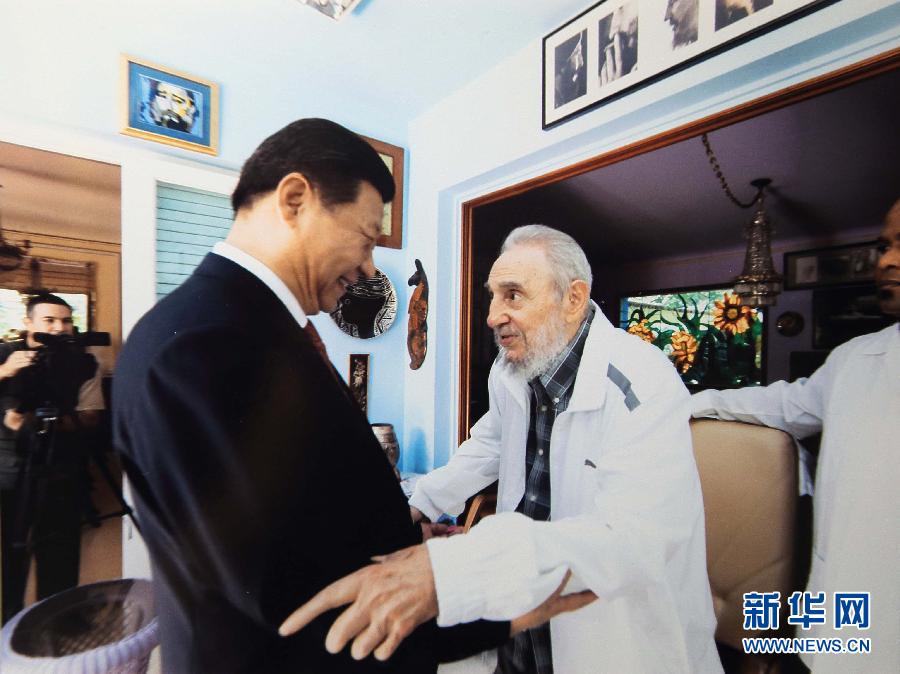 當?shù)貢r間7月22日，國家主席習近平在哈瓦那親切探望古巴革命領袖菲德爾&middot;卡斯特羅。 新華社發(fā)