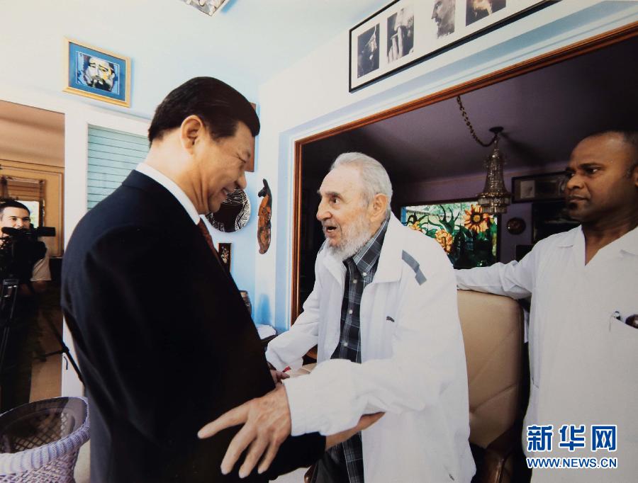 當?shù)貢r間7月22日，國家主席習近平在哈瓦那親切探望古巴革命領袖菲德爾&middot;卡斯特羅。 新華社發(fā)