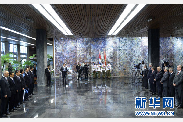 當(dāng)?shù)貢r(shí)間7月22日，國家主席習(xí)近平在哈瓦那接受古巴政府授予的&ldquo;何塞&middot;馬蒂&rdquo;勛章。古巴國務(wù)委員會(huì)主席兼部長會(huì)議主席勞爾&middot;卡斯特羅為習(xí)近平佩戴勛章。新華社記者馬占成攝
