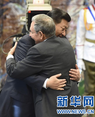 當(dāng)?shù)貢r(shí)間7月22日，國家主席習(xí)近平在哈瓦那接受古巴政府授予的&ldquo;何塞&middot;馬蒂&rdquo;勛章。古巴國務(wù)委員會(huì)主席兼部長會(huì)議主席勞爾&middot;卡斯特羅為習(xí)近平佩戴勛章。新華社記者馬占成攝