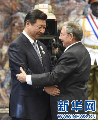當(dāng)?shù)貢r(shí)間7月22日，國家主席習(xí)近平在哈瓦那接受古巴政府授予的&ldquo;何塞&middot;馬蒂&rdquo;勛章。古巴國務(wù)委員會(huì)主席兼部長會(huì)議主席勞爾&middot;卡斯特羅為習(xí)近平佩戴勛章。新華社記者馬占成攝