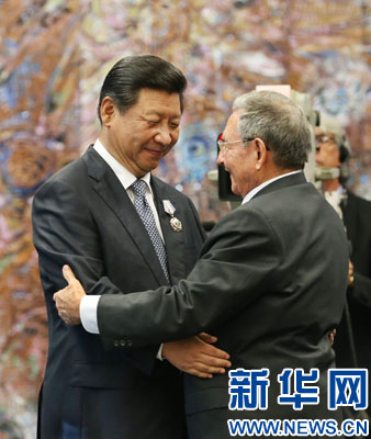 當(dāng)?shù)貢r(shí)間7月22日，國家主席習(xí)近平在哈瓦那接受古巴政府授予的&ldquo;何塞&middot;馬蒂&rdquo;勛章。古巴國務(wù)委員會(huì)主席兼部長會(huì)議主席勞爾&middot;卡斯特羅為習(xí)近平佩戴勛章。新華社記者劉衛(wèi)兵攝