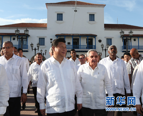 當(dāng)?shù)貢r(shí)間7月23日，國家主席習(xí)近平在古巴國務(wù)委員會(huì)主席兼部長會(huì)議主席勞爾&middot;卡斯特羅全程陪同下，訪問古巴第二大城市、被稱為&ldquo;英雄城&rdquo;的圣地亞哥。這是習(xí)近平和勞爾參觀圣地亞哥市政府。新華社記者蘭紅光 攝
