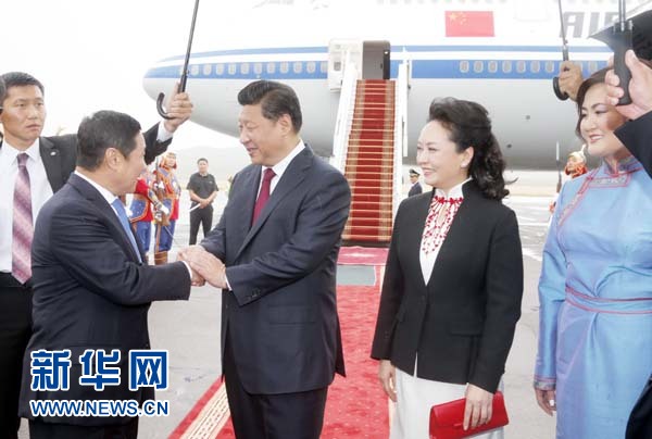 8月21日，國家主席習(xí)近平抵達(dá)烏蘭巴托，開始對蒙古國進(jìn)行國事訪問。習(xí)近平和夫人彭麗媛在機(jī)場受到蒙古國總理阿勒坦呼亞格夫婦熱情迎接。新華社記者鞠鵬攝