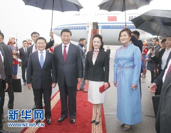 8月21日，國家主席習(xí)近平抵達(dá)烏蘭巴托，開始對蒙古國進(jìn)行國事訪問。習(xí)近平和夫人彭麗媛在機(jī)場受到蒙古國總理阿勒坦呼亞格夫婦熱情迎接。新華社記者鞠鵬攝 