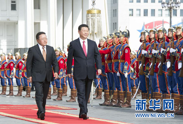 8月21日，國家主席習近平在烏蘭巴托同蒙古國總統(tǒng)額勒貝格道爾吉舉行會談。會談前，額勒貝格道爾吉在國家宮前廣場為習近平舉行隆重歡迎儀式。新華社記者 黃敬文 攝