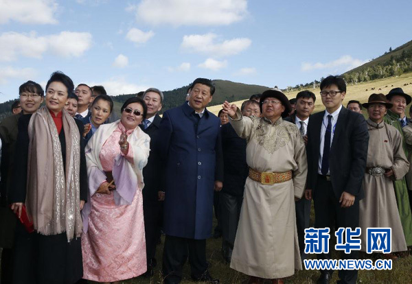 8月22日，國家主席習(xí)近平在蒙古國總統(tǒng)額勒貝格道爾吉陪同下前往烏蘭巴托市郊觀看那達(dá)慕。這是習(xí)近平和夫人彭麗媛同額勒貝格道爾吉夫婦觀看表演。新華社記者 鞠鵬 攝