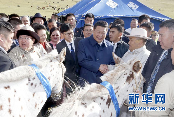 8月22日，國家主席習(xí)近平在蒙古國總統(tǒng)額勒貝格道爾吉陪同下前往烏蘭巴托市郊觀看那達(dá)慕。額勒貝格道爾吉向習(xí)近平夫婦贈送兩匹蒙古馬。習(xí)近平為兩匹馬分別取名阿爾泰和克魯倫，寓意中蒙兩國山水相連、睦鄰友好。新華社記者 鞠鵬 攝