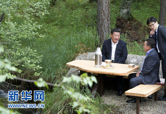 8月22日，國家主席習(xí)近平同蒙古國總統(tǒng)額勒貝格道爾吉在烏蘭巴托市郊的總統(tǒng)官邸再次會晤。這是習(xí)近平同額勒貝格道爾吉會晤后在溪畔飲茶。新華社記者 黃敬文 攝
