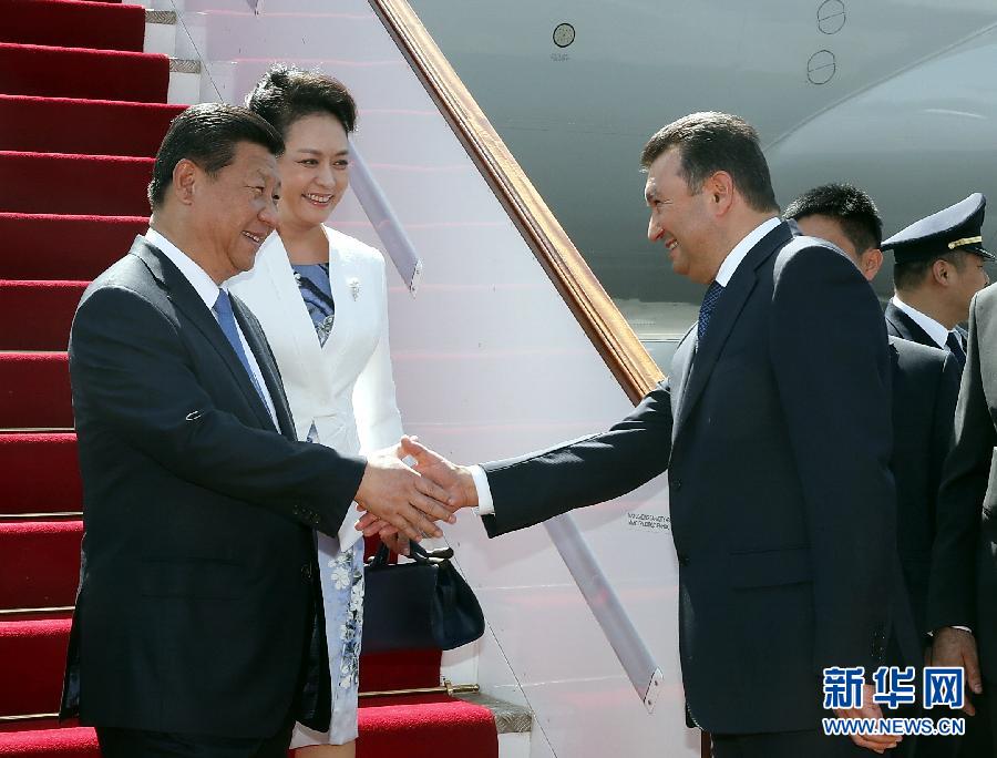 9月11日，國家主席習(xí)近平抵達杜尚別，應(yīng)塔吉克斯坦總統(tǒng)拉赫蒙邀請，出席上海合作組織成員國元首理事會第十四次會議并對塔吉克斯坦進行國事訪問。習(xí)近平和夫人彭麗媛在機場受到塔吉克斯坦總理拉蘇爾佐達等熱情迎接。新華社記者 鞠鵬 攝 