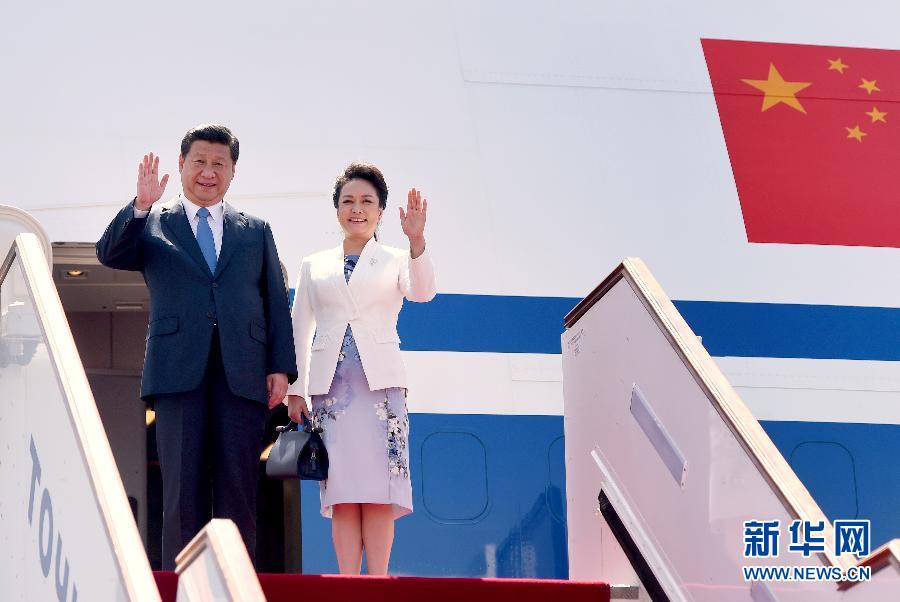 9月11日，中國國家主席習(xí)近平抵達杜尚別，應(yīng)塔吉克斯坦總統(tǒng)拉赫蒙邀請，出席上海合作組織成員國元首理事會第十四次會議并對塔吉克斯坦進行國事訪問。這是習(xí)近平和夫人彭麗媛走出機艙。新華社記者 馬占成 攝 