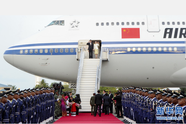 9月14日，國家主席習(xí)近平抵達(dá)馬累，開始對馬爾代夫進(jìn)行國事訪問。習(xí)近平和夫人彭麗媛在機(jī)場受到馬爾代夫總統(tǒng)亞明夫婦的熱情迎接。 新華社記者 張鐸 攝