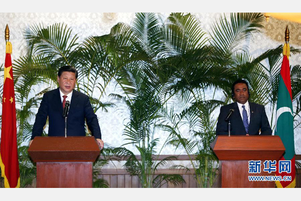 9月15日，國家主席習(xí)近平在馬累與馬爾代夫總統(tǒng)亞明共同會(huì)見記者。 新華社記者 鞠鵬 攝