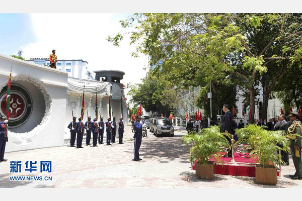 9月15日，國(guó)家主席習(xí)近平在馬累向馬爾代夫烈士紀(jì)念碑致禮。新華社記者 張鐸 攝
