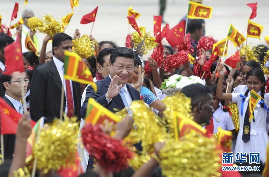  9月16日，國(guó)家主席習(xí)近平抵達(dá)科倫坡，開(kāi)始對(duì)斯里蘭卡進(jìn)行國(guó)事訪問(wèn)。在班達(dá)拉奈克國(guó)際機(jī)場(chǎng)，習(xí)近平和夫人彭麗媛受到拉賈帕克薩總統(tǒng)夫婦熱情迎接。新華社記者謝環(huán)馳攝 