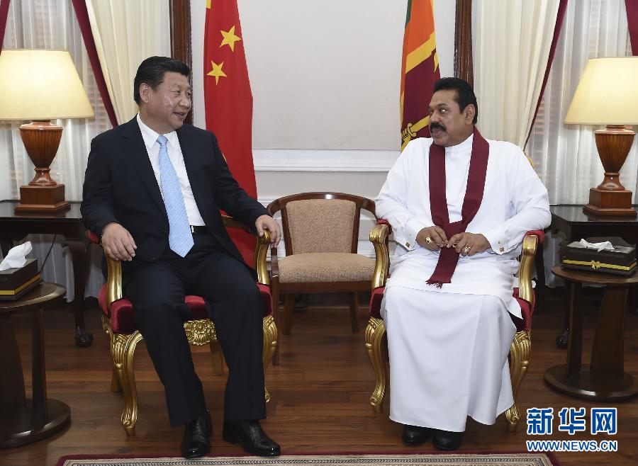 9月16日，國(guó)家主席習(xí)近平在科倫坡同斯里蘭卡總統(tǒng)拉賈帕克薩舉行會(huì)談。 新華社記者馬占成攝 