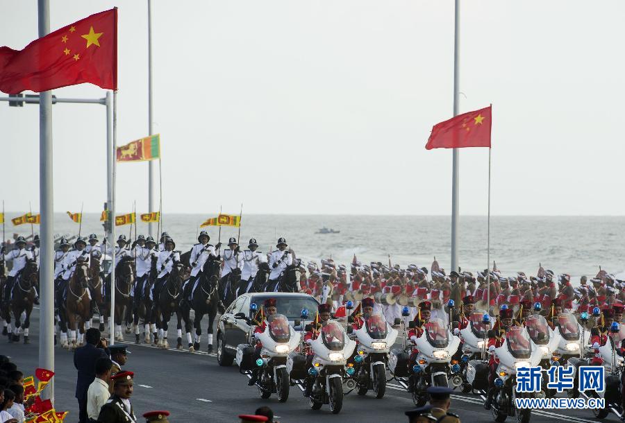 9月16日，斯里蘭卡總統(tǒng)拉賈帕克薩在科倫坡為國(guó)家主席習(xí)近平舉行盛大歡迎儀式。這是習(xí)近平和夫人彭麗媛乘坐的專車在摩托車隊(duì)和騎兵隊(duì)護(hù)衛(wèi)下駛?cè)霘g迎儀式現(xiàn)場(chǎng)。新華社記者謝環(huán)馳攝