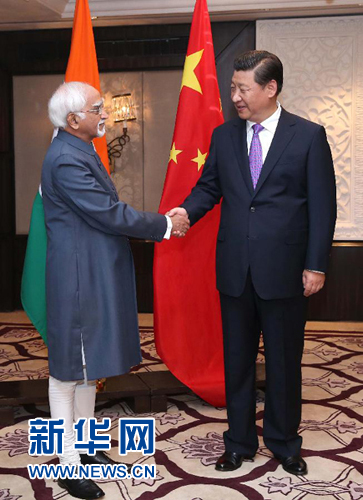 9月18日，國(guó)家主席習(xí)近平在新德里會(huì)見印度副總統(tǒng)兼聯(lián)邦院議長(zhǎng)安薩里。 新華社記者 龐興雷 攝