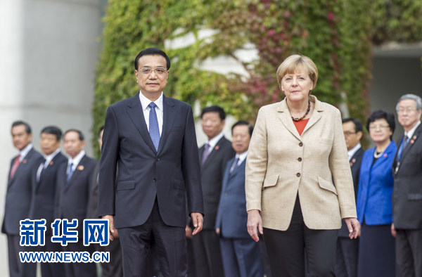 10月10日，德國總理默克爾在柏林總理府前廣場舉行隆重儀式，歡迎國務院總理李克強對德國進行正式訪問。 新華社記者 謝環(huán)馳 攝 