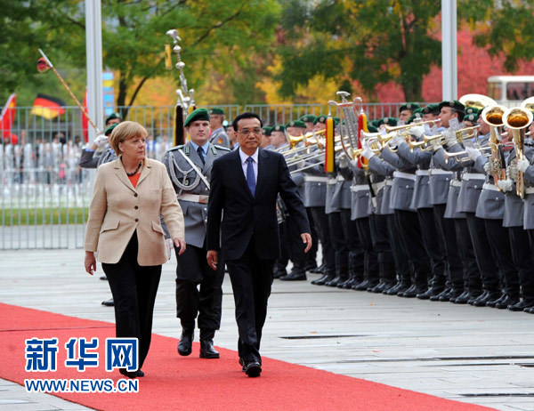 10月10日，德國總理默克爾在柏林總理府前廣場舉行隆重儀式，歡迎中國國務院總理李克強對德國進行正式訪問。 新華社記者 饒愛民 攝 