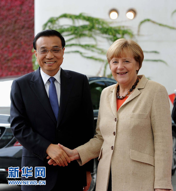 10月10日，德國總理默克爾在柏林總理府前廣場舉行隆重儀式，歡迎中國國務院總理李克強對德國進行正式訪問。 新華社記者 饒愛民 攝 