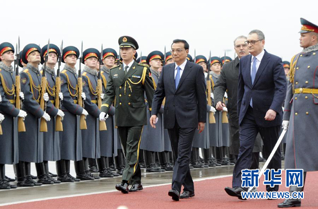 10月12日，中國國務(wù)院總理李克強乘專機抵達莫斯科，開始對俄羅斯進行正式訪問并舉行中俄總理第十九次定期會晤。俄方在機場舉行隆重儀式，歡迎李克強總理。新華社記者 張鐸 攝