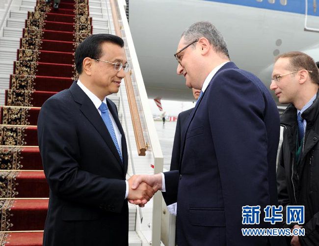 10月12日，中國國務(wù)院總理李克強(qiáng)乘專機(jī)抵達(dá)莫斯科，開始對俄羅斯進(jìn)行正式訪問并舉行中俄總理第十九次定期會(huì)晤。俄羅斯聯(lián)邦政府高級(jí)官員到機(jī)場迎接李克強(qiáng)總理。新華社記者 饒愛民 攝