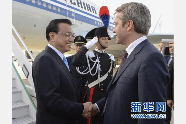 10月14日，國務院總理李克強乘專機抵達羅馬，開始對意大利進行正式訪問，意大利政府高級官員到機場迎接。 新華社記者李學仁攝