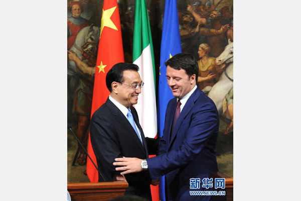 10月14日，中國國務(wù)院總理李克強(qiáng)與意大利總理倫齊在羅馬舉行會談后共同會見記者。 新華社記者 饒愛民 攝 