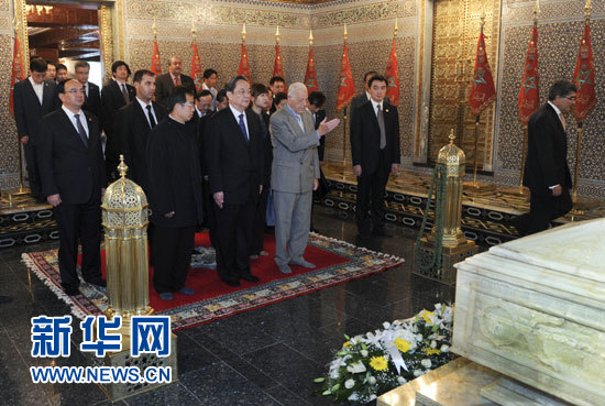11月4日，中國(guó)全國(guó)政協(xié)主席俞正聲在拉巴特拜謁穆罕默德五世墓。新華社記者 張鐸 攝