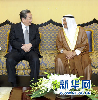 11月6日，正在巴林進行正式友好訪問的全國政協(xié)主席俞正聲在麥納麥與巴林協(xié)商會議主席阿里舉行會談。 新華社記者 張鐸 攝