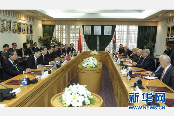 11月9日，正在約旦進(jìn)行正式友好訪問的全國政協(xié)主席俞正聲在安曼與約旦參議長拉瓦比德進(jìn)行會(huì)談。 新華社記者 張鐸 攝 