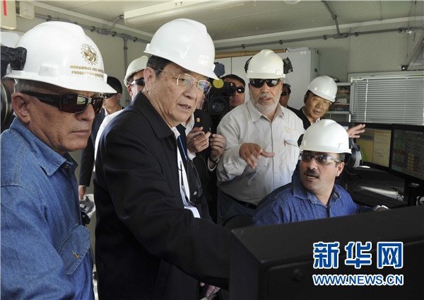 11月8日，正在約旦進(jìn)行正式友好訪問的全國政協(xié)主席俞正聲在安曼參觀阿拉伯鉀肥公司。這是俞正聲在采鹽船上仔細(xì)詢問開采情況。 新華社記者 張鐸 攝