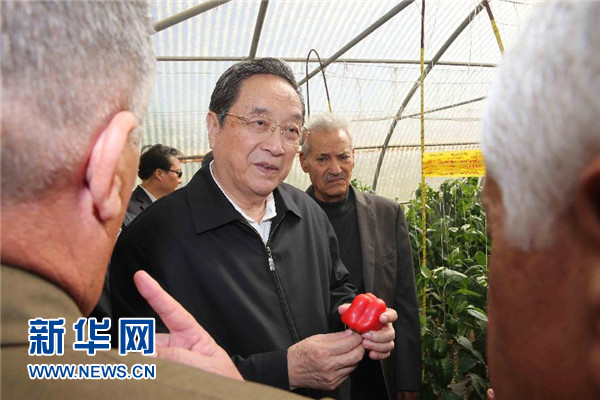 11月8日，正在約旦進(jìn)行正式友好訪問的全國政協(xié)主席俞正聲在約旦河谷參觀碩果農(nóng)業(yè)合作社。 新華社記者 劉衛(wèi)兵 攝 