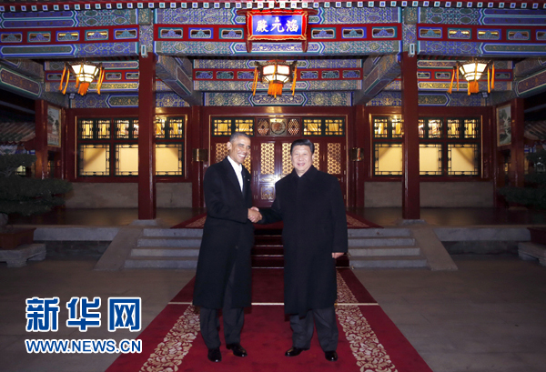 11月11日晚，國家主席習(xí)近平在中南海同美國總統(tǒng)奧巴馬舉行會晤。這是兩國元首在瀛臺涵元殿前握手。 新華社記者鞠鵬攝